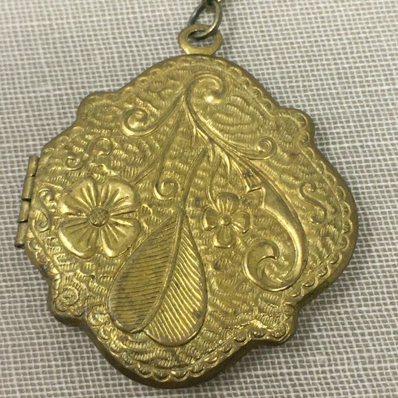 Vintage Hexagonal Ornate Floral Embossed Brass Locket Choker Necklace - Picture 6 of 16